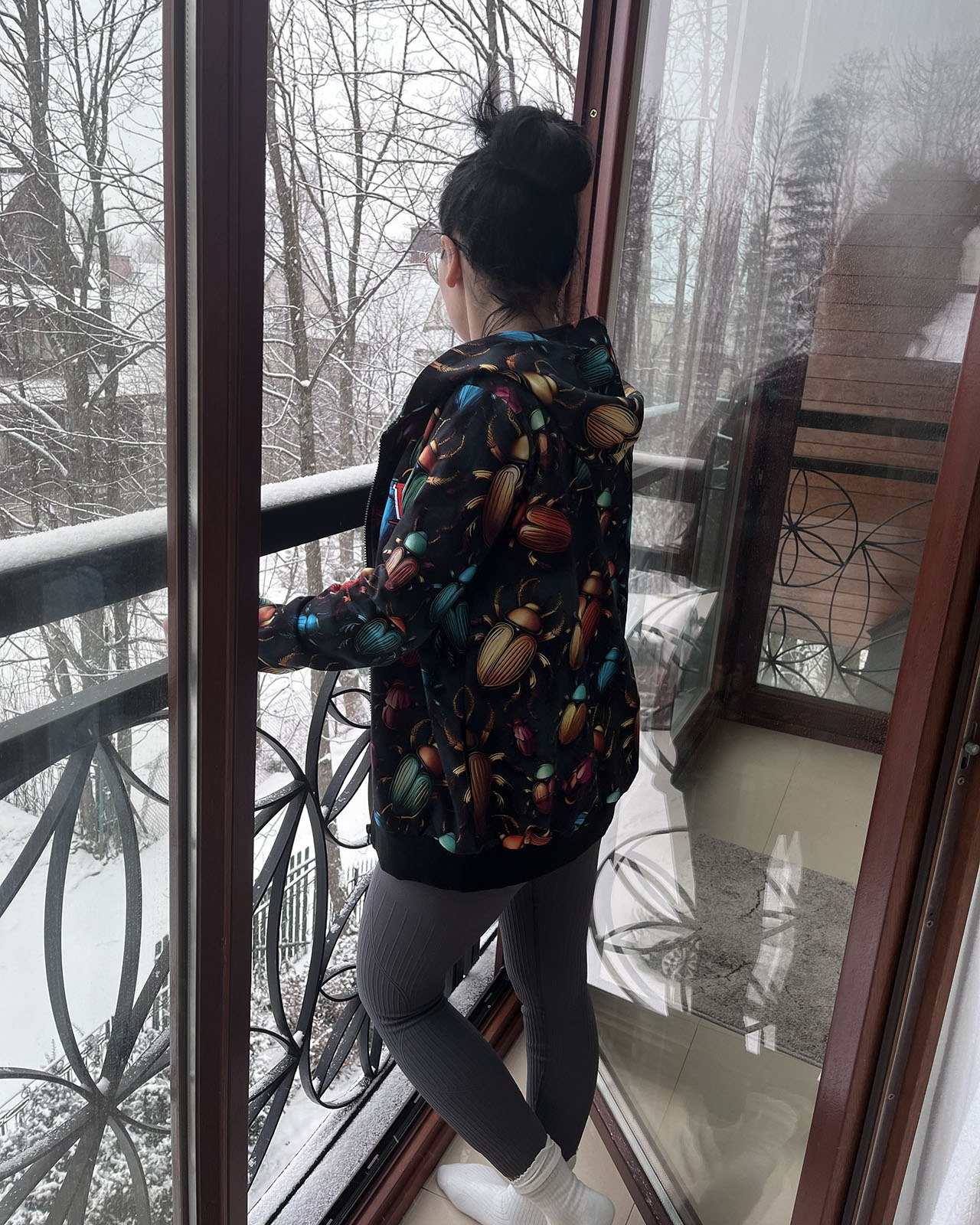 Stylizacja klientki w bluzie Nocne Żuki VIKTREND